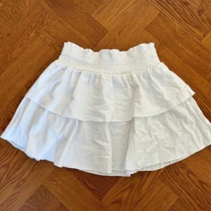 Vit volangkjol - Söt vit kortkjol med volanger och elastisk midja. Perfekt för sommaren 💐💕