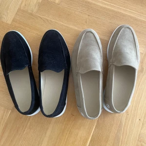 Svarta och beige loafers - Snygga loafers i både svart och beige mocka, helt nya och oanvända. Svart:43 beige:44.             Båda för 700, en för 350. Priset går att diskutera vid snabb affär. 