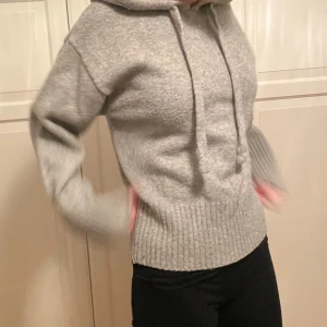 Grå stickad hoodie - Populär grå hoodie. Mysig och figursydd❤️