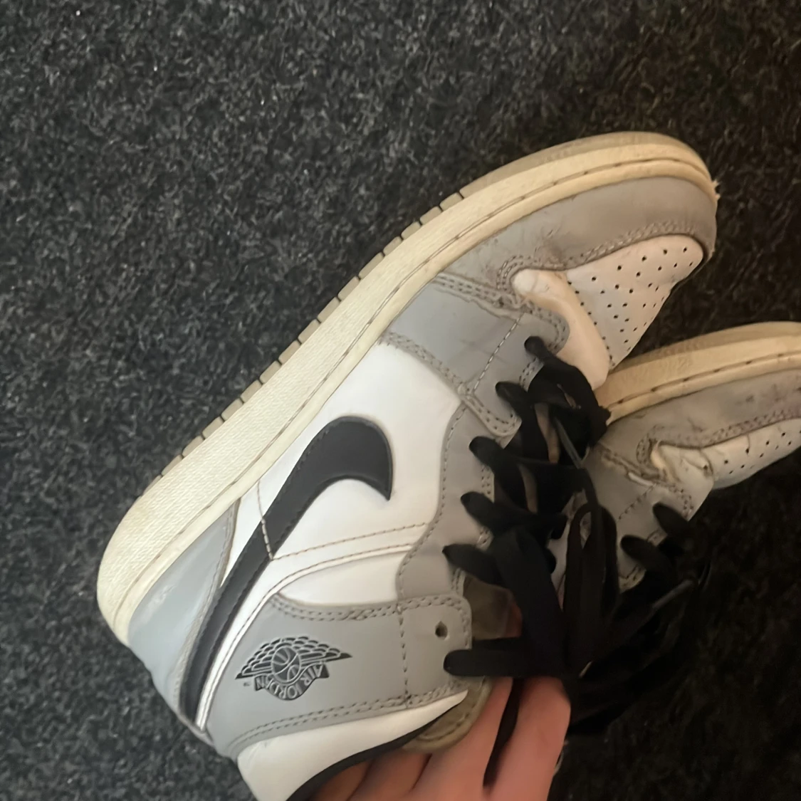 Nike Air Jordans i grått och vitt - 2