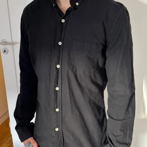 Svart skjorta från A Day's March - Snygg svart skjorta från A Day's March i ekologisk bomull. 