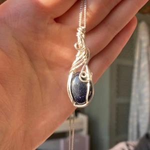 Silverberlock med glittrig mörkblå sten - - Nickelfri - Non-tarnish behandling - Kedja ingår inte i priset