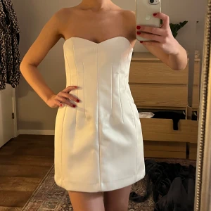 Vit miniklänning - Vit miniklänning ifrån h&m. Såå snygg perfekt till student eller skolavslutning!! Saknar prislapp men är helt oanvänd 💕💕💕