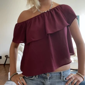 Off shoulder topp  - Jätte fin off shoulder topp i vinrött, kan bäras på två olika sätt(köpt här på Plick och är inte mina bilder men kan skicka egna)💕💕