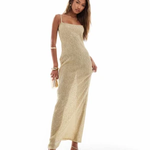 Guldglittrig långklänning - Snygg guldglittrig (paljetter) långklänning med smala axelband. I storlek S (36/38). Helt NY!!! Och oanvänd. Slutsåld online. 