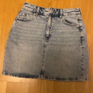 Blå jeanskjol - Blå jeanskjol i bra skick, säljer för att den är för liten💗