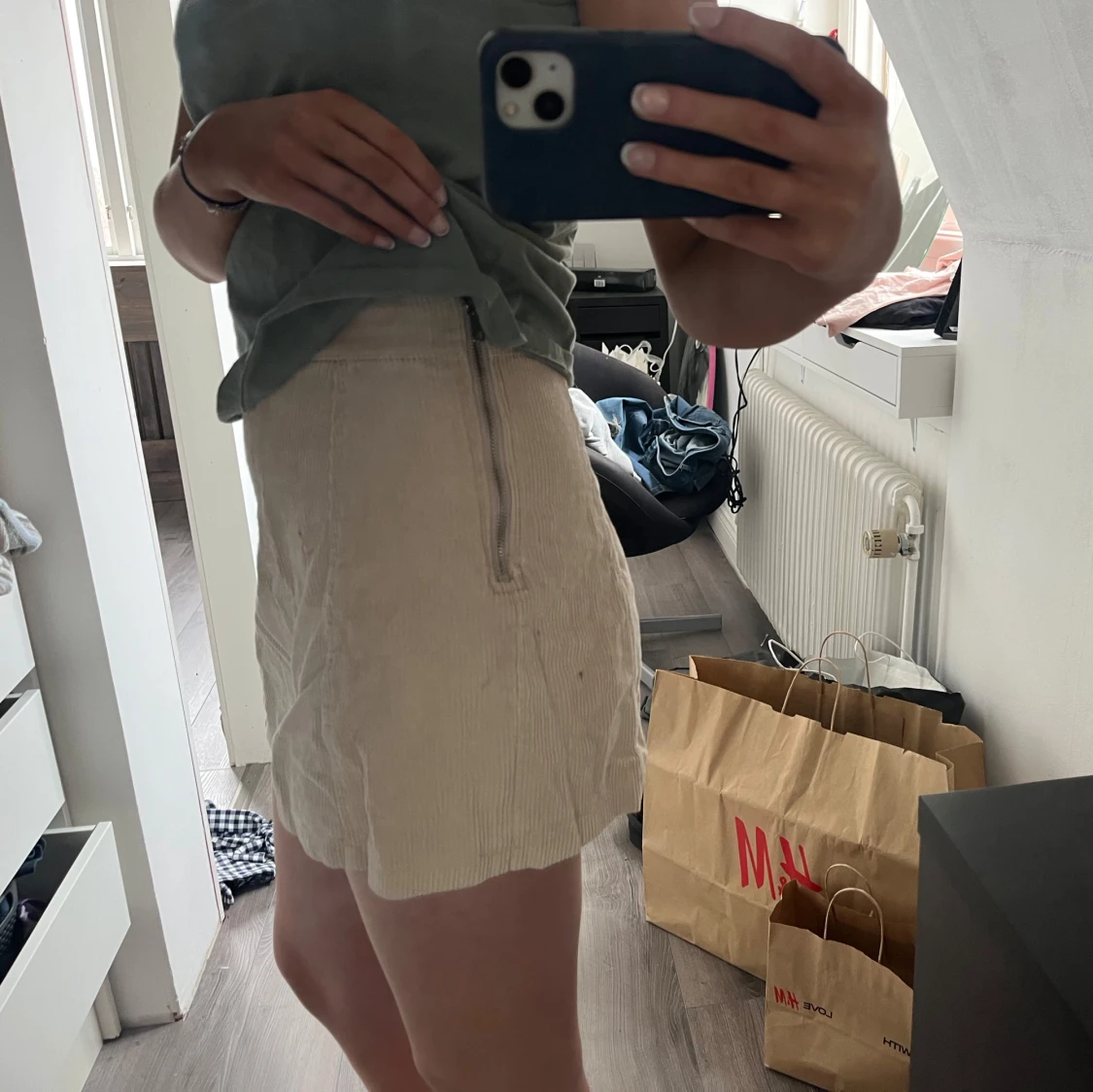 Beige kortkjol med knappar - 3