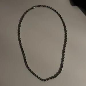 Silver Cordell halsband  - Elegant silverfärgat halsband som aldrig använts. 60 cm 5mm. Tar med en ring på köpet också size 7