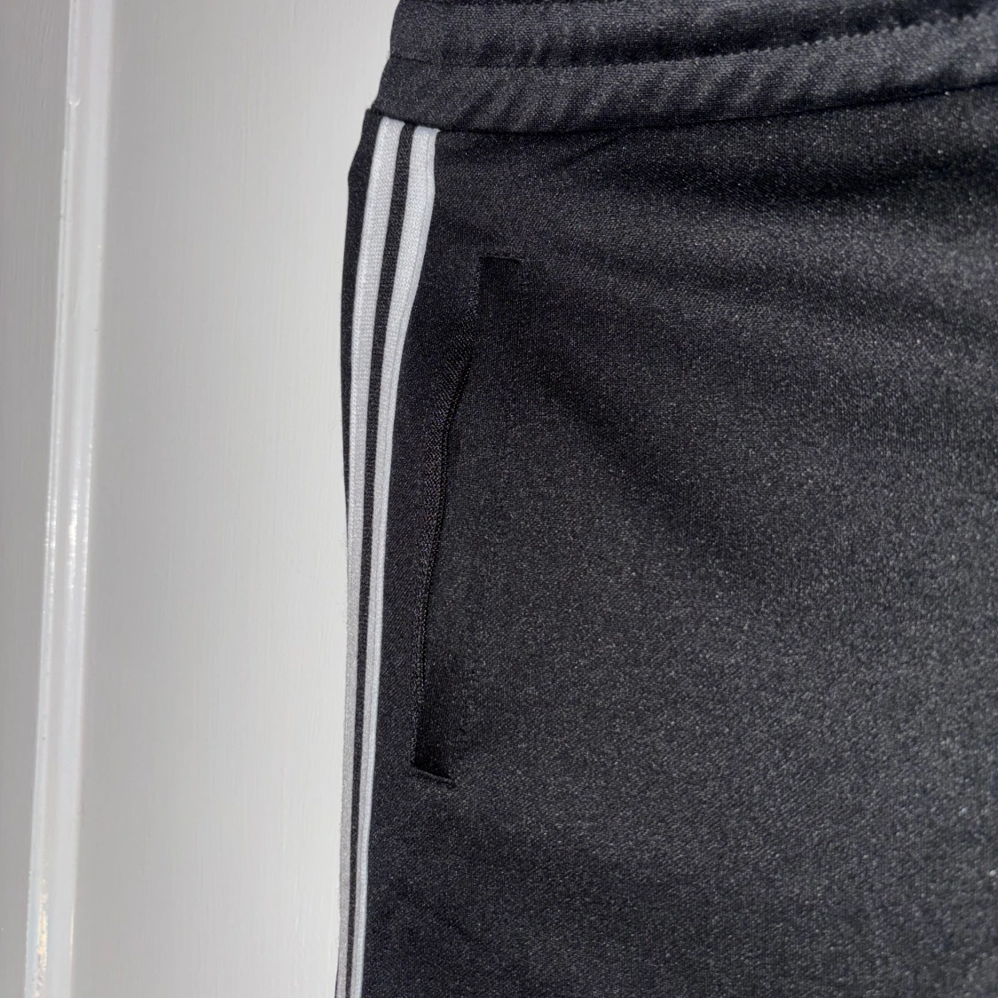 Svarta träningsbyxor med vita ränder - 3