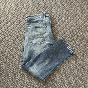 Mörkblå jeans från Jack & Jones - J&J jeans me slitningar, jeansen är 36/32 men sitter som 34/32