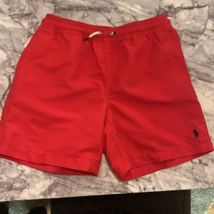 Ralph lauren badbyxor  - Säljer mina gamla Ralph Laurens badbyxor eftersom att jag vuxit ur dom. Dom är i bra skick för att jag har knappast använt dom.  Storleken är medium 13-15 år gammal på deras junior sektion  Badbyxorna är köpta på Ralph Laurens butik.