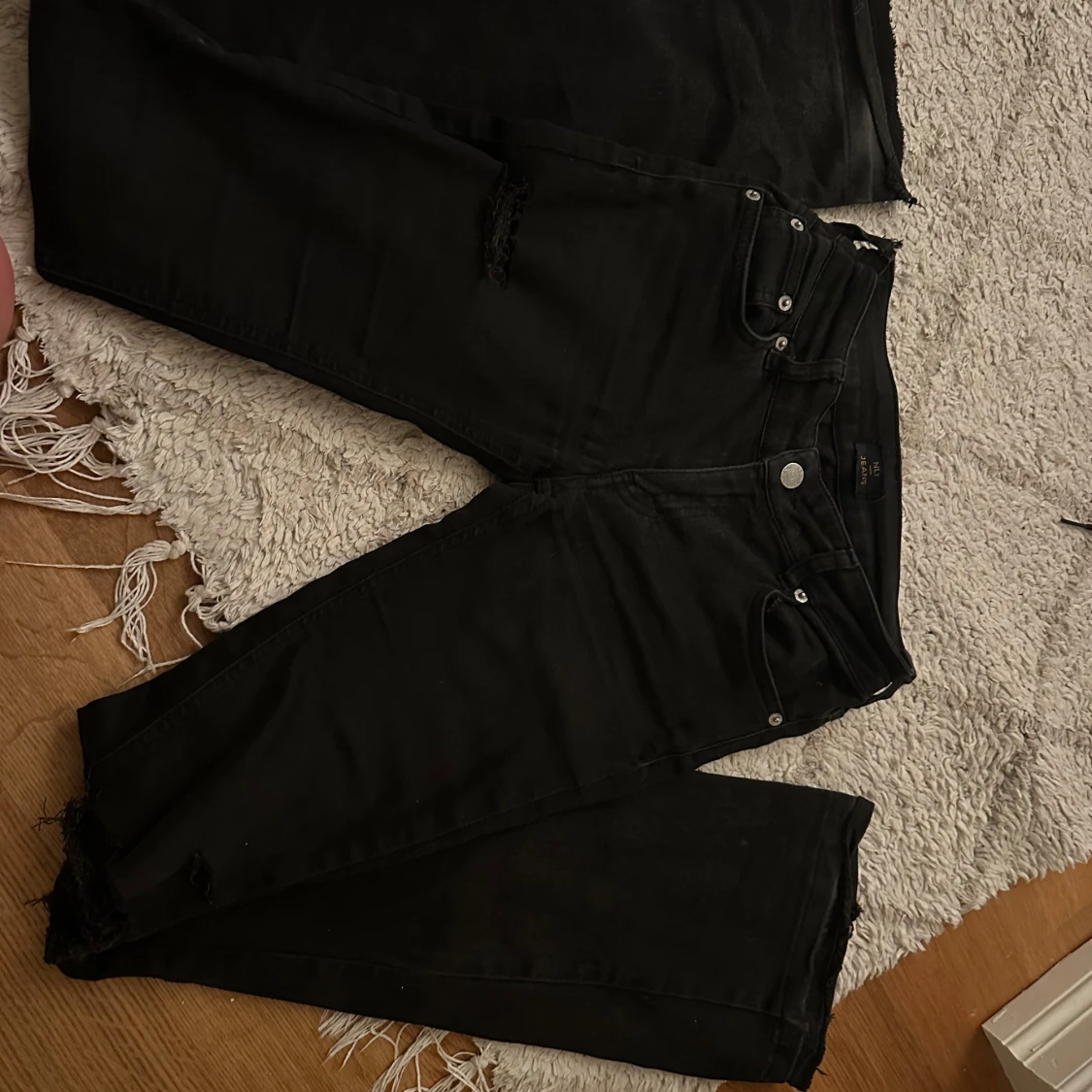 Svarta jeans med slitningar - 2
