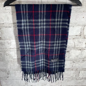 Vintage Burberry Halsduk - Riktigt snygg vintage Burberry halsduk i färgen marinblått! 🙌Perfekt nu på våren, självklart äkta! Sjukt skön eftersom det är 100% lammull och den är även i riktigt bra skick! 🤩 Hör av er vid minsta fråga eller fundering ⭐️