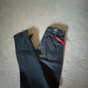 Svarta jeans från Replay - Snygga svarta jeans från Replay med en super slim passform. De har en klassisk femficksdesign och är tillverkade i ett stretchigt material för extra komfort. Perfekta för en stilren look.