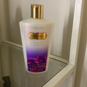 Love Spell Body Lotion från Victoria's Secret - Fuktgivande body lotion med doften love spell av körsbärsblom och persika. Innehåller aloe, havre och druvkärneextrakt samt vitaminerna E och C för silkeslen hud. Snabbabsorberande formula som gör huden mjuk och len.