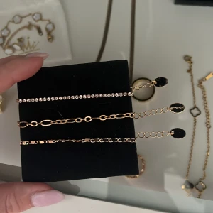 Set med tre armband i guld  - Snyggt set med tre armband från montini. ALDRIG ANVÄNDA. 