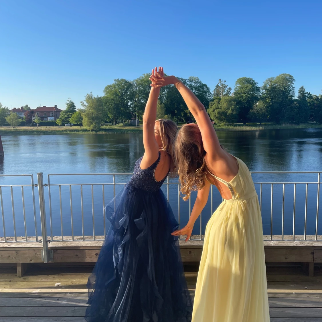 Ljusgul långklänning med öppen rygg - 1