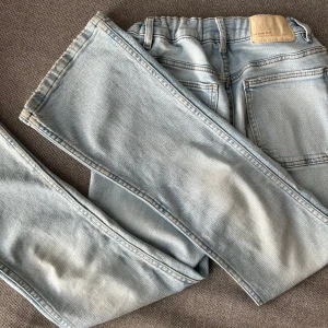 Ljusblå bootcut jeans Zara - Super snygga ljusblå bootcut jeans ifrån Zara. Fickor både fram och bak finns och de är midwaist. Har använt dem en hel del men de ser fortfarande jätte snygga ut.💖 Dock så är de lite slitna där allra längst ner i benen, men skulle inte säga att de märks av.🌞De är även lite kortare i storleken än normalt vis, men det funkar fortfarande.❣️Men annars så är de verkligen snygga jeans och passar till allt!!!