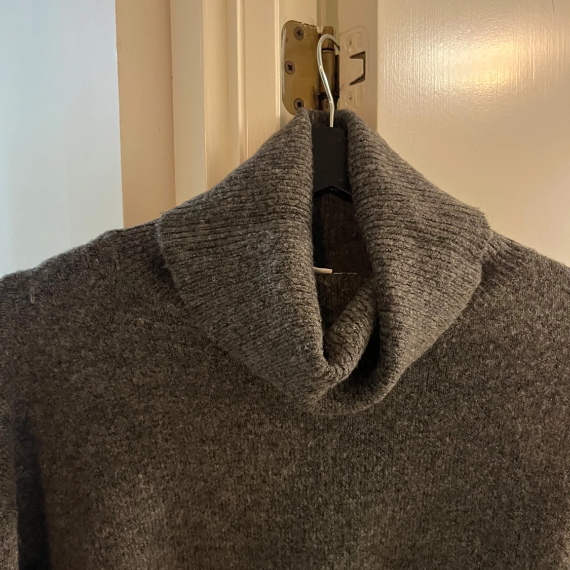 Mörkgrå stickad klänning med polokrage - 2