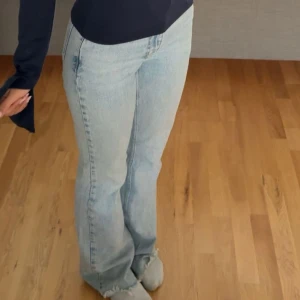 Ljusblå bootcut jeans - Snygga ljusblå jeans med bootcut passform och rå, fransad kant nertill. Jeansen har klassisk femficksdesign och är tillverkade i mjukt denimtyg. Perfekta för en avslappnad och trendig look. dom är mid waist