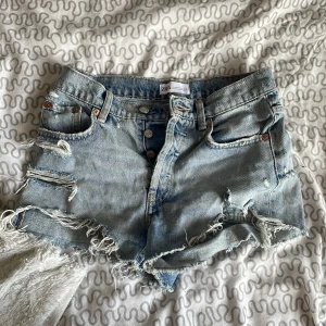 Ljusa jeansshorts med slitningar från Zara - Snygga ljusblå jeansshorts från Zara, säljer på grund av att de inte kommit till användning 