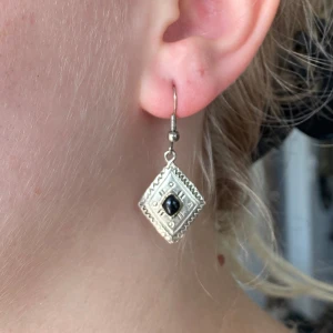 Silvriga örhängen med svart sten - Så söta örhängen🫐