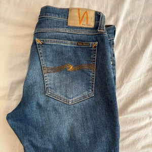 Nudie jeans - Säljer ett par otroligt snygga slim fit nudie jeans. Jeansen är nästan helt nya med en fin wash. Hör av er vid funderingar 
