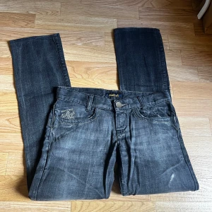 Mörkgråa jeans miss sixty - Snygga mörkgrå jeans från Killah med raka ben och klassiska fickor både fram och bak. Jeansen har slitningar och kontrastsömmar, tillverkade i 100% bomull. 
