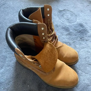 Timberland 6 inch premium - Riktigt snygga timberland skor som passar ungefär i storlek 40. Vissa tecken på slitage men inte mycket alls. Ingen skolåda eftersom den originella lådan slängdes
