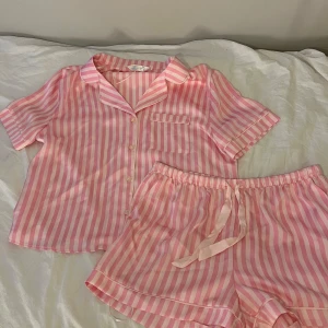 Super söt pyjamas  - Säljer en super söt rosa satin pyjamas. Den är oanvänd.