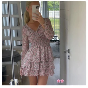 Klänning  - Världens gulligaste klänning från Zara 😍😍😍 storlek s men skulle nog säga att den sitter mer som en xs💖💖