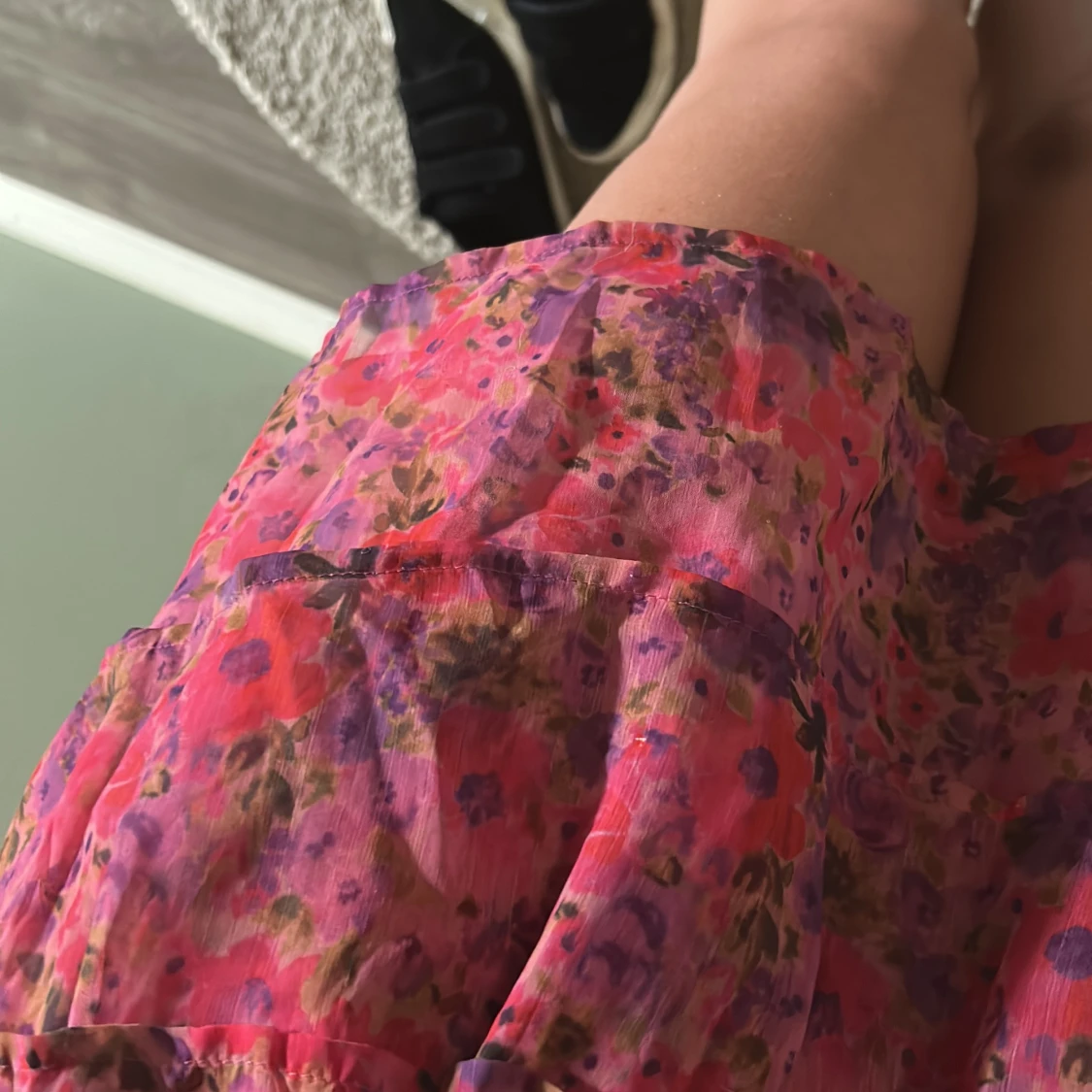 Rosa blommig kortkjol med volang - 1