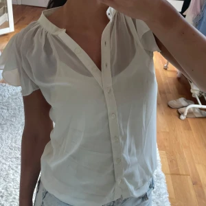 Söt blus från bikbok  - Säljer en jättesöt blus från bikbok som man kan styla med ett linne under eller något annat💕