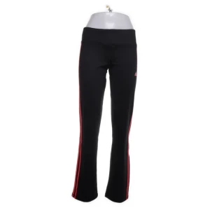 Svarta Adidas leggings med röda ränder - Svarta leggings från Adidas med  röda ränder längs sidorna och Adidas-logga framtill. Skitsnygga både till vardags & träning! Köpta på Sellpy men aldrig använda av mig ❣️ Storlek S/M