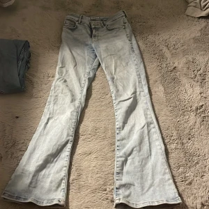 Jeans  - As snygga lågmidjade jeans, tyvärr har jag växt ut dessa så därför säljer jag❤️det är lite slitna vid fickan därför säljer jag ganska billigt.