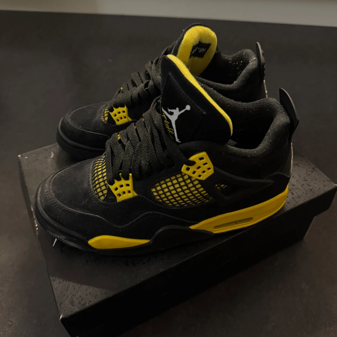 Nike Air Jordan 4 Retro svart/gul (thunder)