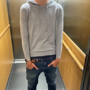 Grå merino ull hoodie - Säljer en tvär fet grå hoodie på grund av att den är för liten. Hoodien har storleken s men passar mer som xs. Trendig och tvär fet. Vid frågor och funderingar är de bara att skriva