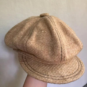 Keps - Köpt second hand men fick aldrig någon användning av den. Materialet inuti skärmen har spruckit så den kan bli ganska sne. Finns några fläckar på insidan också.