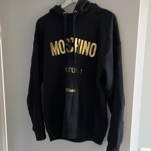Moschino Hoodie - Svart hoodie från Moschino. Köpt från Farfetch!