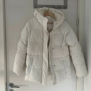 Vit pufferjacka - Vit pufferjacka🤍Lite oversized! Några defekter (bild 2)