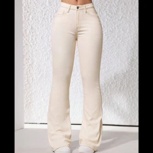 Cremevita jeans från shein  - Aldrig använda men testade då jag beställde fel storlek 🌸 