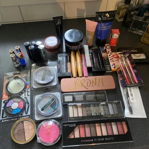 Stort sminkpaket med ögonskuggor, bronzer och läpprodukter - Säljer ett stort sminkpaket med helt  oöppnade förpackningar med flera ögonskuggspaletter, bronzer, foundation, läppstift, läppglans, mascara, eyeliner, läppenna och sminkborstar. Färgerna varierar från neutrala till färgstarka nyanser. Perfekt för dig som vill testa olika looks och märken säljer delar eller hela sminkpaketen allt från 10kr styck och uppåt kom gärna med prisförslag jag är verkligen inte omöjlig 🙏
