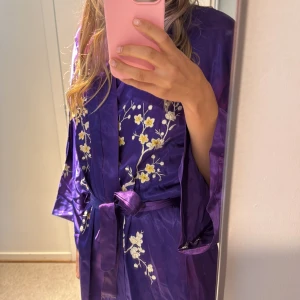 Sidenrock  - Det här är en väldigt vacker och speciell sidenrock i lila. Den har även broderade blommor på och är väldigt skön. Den är perfekt på morgonen eller efter en dusch och säljs då jag har alldeles för många :)  
