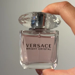 Versace Bright Crystal parfym 30ml - Versace Bright Crystal parfym i en lyxig, transparent glasflaska med ljusrosa doft och en stor, kristalliknande kork. Flaskan rymmer 30 ml och har en elegant, feminin design som verkligen sticker ut på hyllan. Som ny, har endast sprejat max 5 sprut. Säljer för att den inte passar mig😊(ingår inte förpackning) 