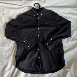 Gant skjorta  - Säljer denna schyssta gant skjorta som passar perfekt till fina sommarkvällar! | Skick 8/10 | Inga defekter | Storlek 158/164.