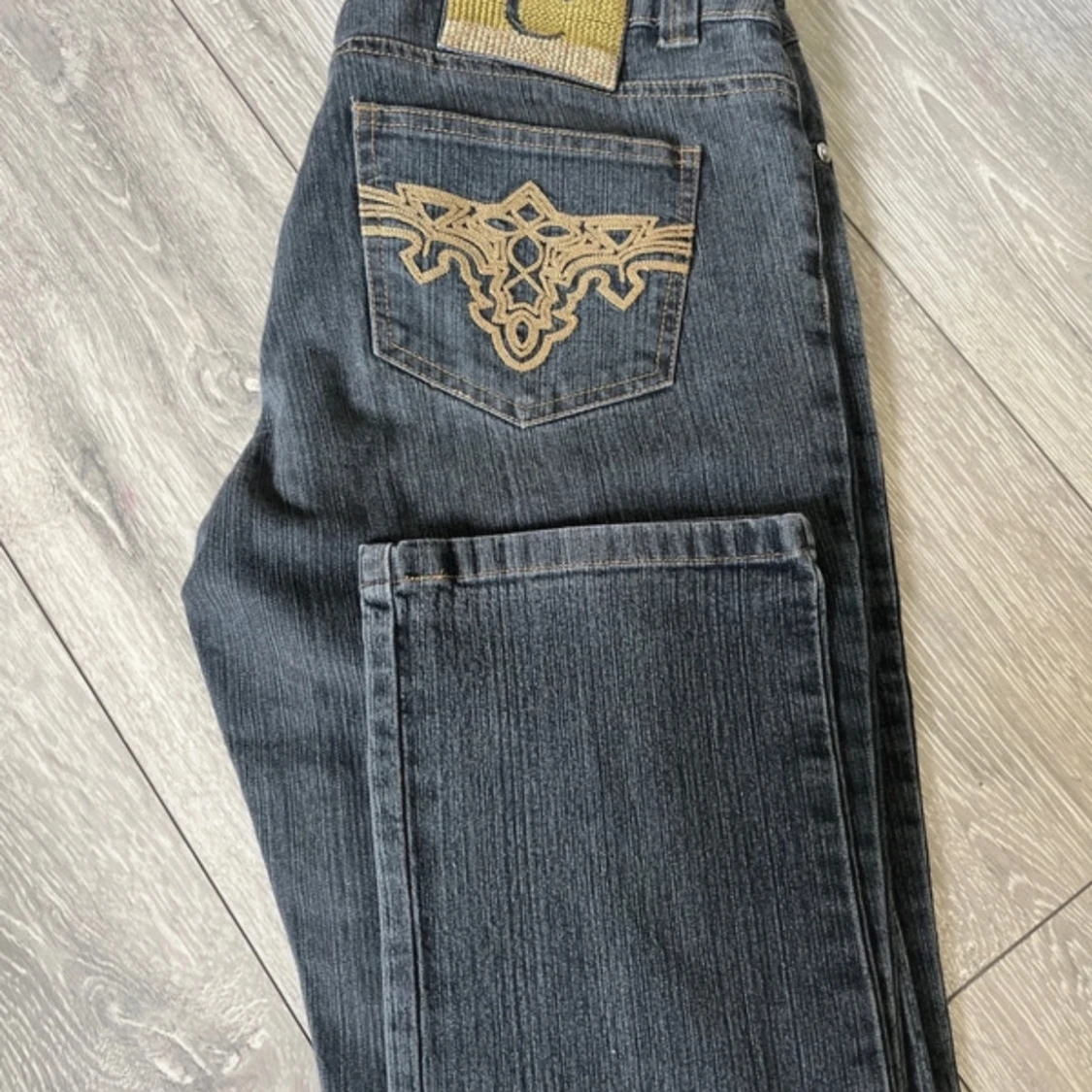 Grå jeans från Central Jeans med brodyr - 2