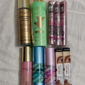 Stort sminkpaket med mascara & primer - Paket med flera sminkprodukter: mattande fixing spray, ansiktsmist, två olika primers, tre mascaror från Essence och två volymmascaror från teeez. Färgerna går i guld, mintgrönt, rosa, blått och lila. Perfekt för dig som vill testa nytt smink från populära märken.