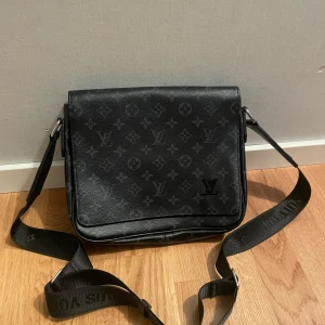 Svart shoulderbag - En fin shoulder bag fick den som present. Tungt och rätt stor väska, vilket inte passar mig. Intresserad skriv pris kan diskuteras vid snabb affär