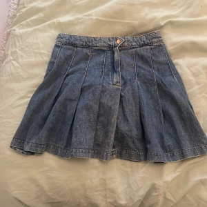 Supersnygg jeanskjol!! - Intressekoll på denna supersnygga kjolen köpt på Sellpy! Märke är HM💕