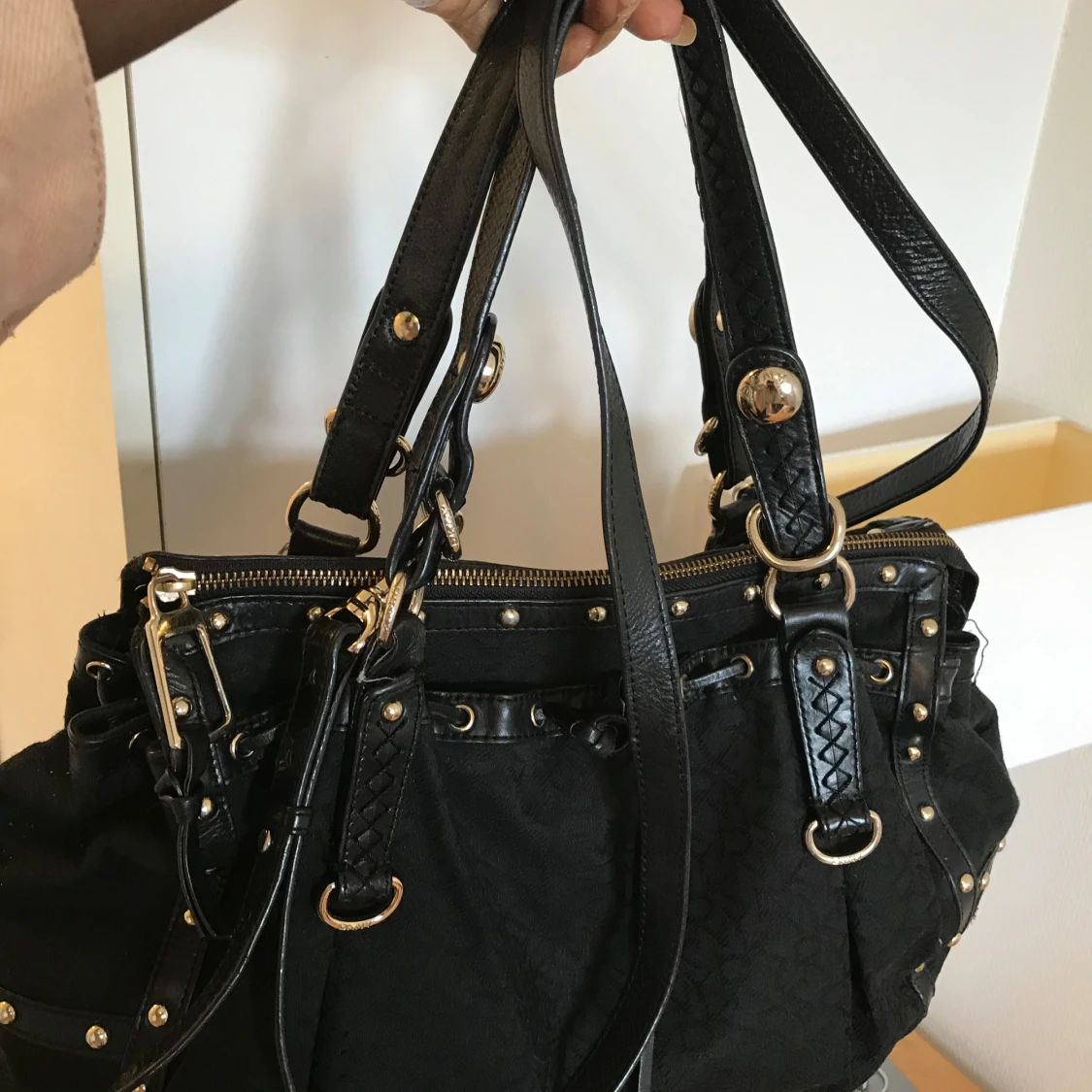 Svart axelväska från DKNY med nitar - 1